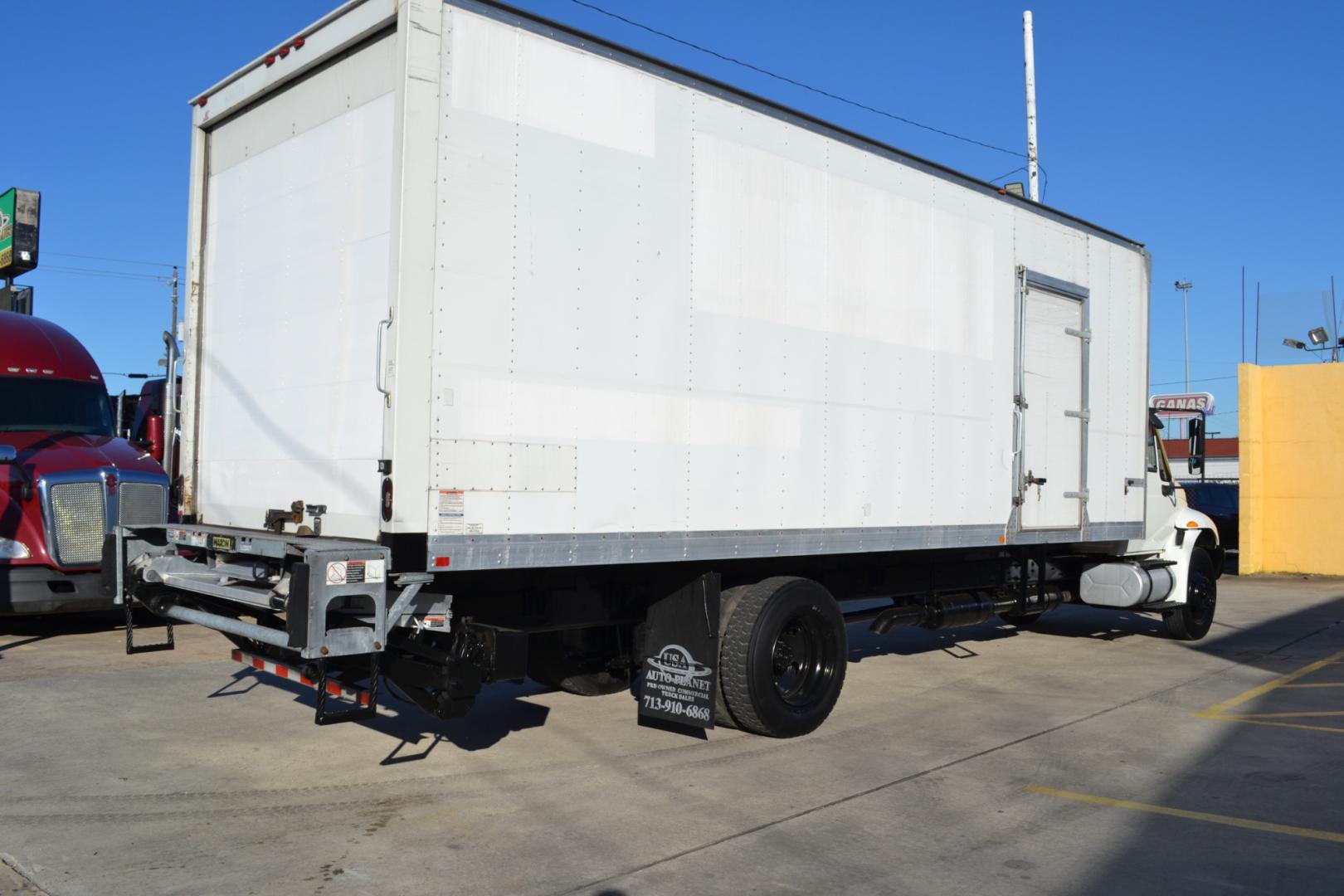 2016 WHITE /GRAY INTERNATIONAL 4300 with an CUMMINS B6.7L 260HP engine, ALLISON 2100HS AUTOMATIC transmission, located at 9172 North Fwy, Houston, TX, 77037, (713) 910-6868, 29.887470, -95.411903 - 25,999LB GVWR NON CDL, SUPREME 26FT BOX, 13'6FT CLEARANCE , HEIGHT 103" X WIDTH 102", MAXON 3,000LB ALUMINUM LIFT GATE, AIR RIDE, DUAL 40 GALLON FUEL TANKS, POWER WINDOWS & LOCKS, BENCH SEAT, RAMP, E-TRACKS - Photo#4